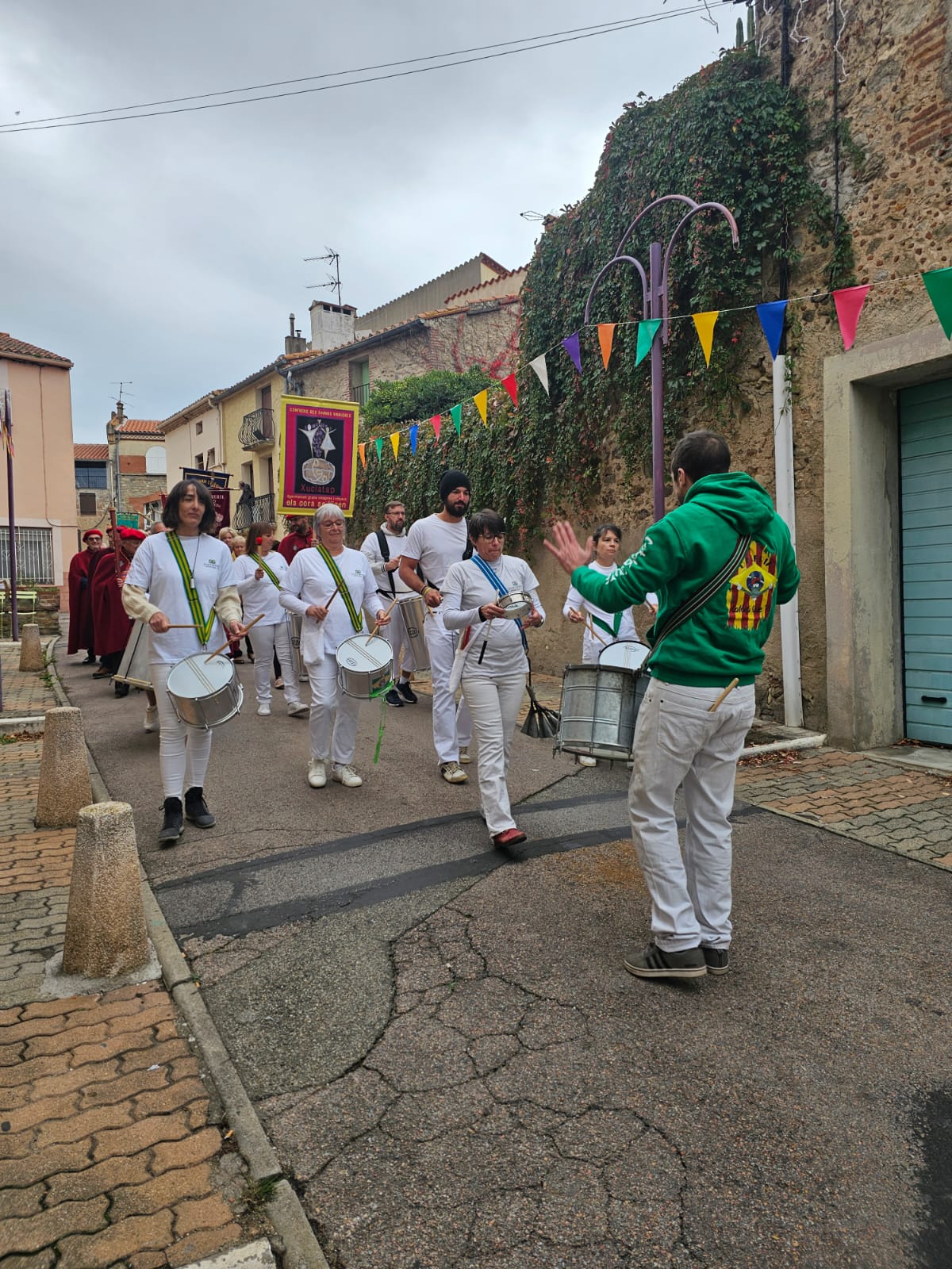 La Confrérie des Vinaigre Xuclata à fait appel à Catala que ta pour animer son défiler dans les rues de St Génis des fontaines ! 